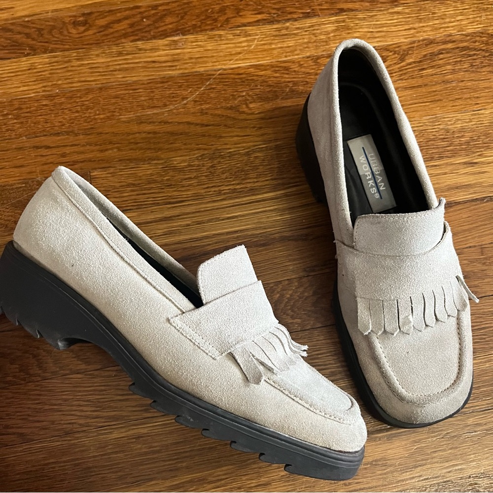 Urban Works 7.5 chunky kiltie fringe loafers beige suede y2k twee academia
